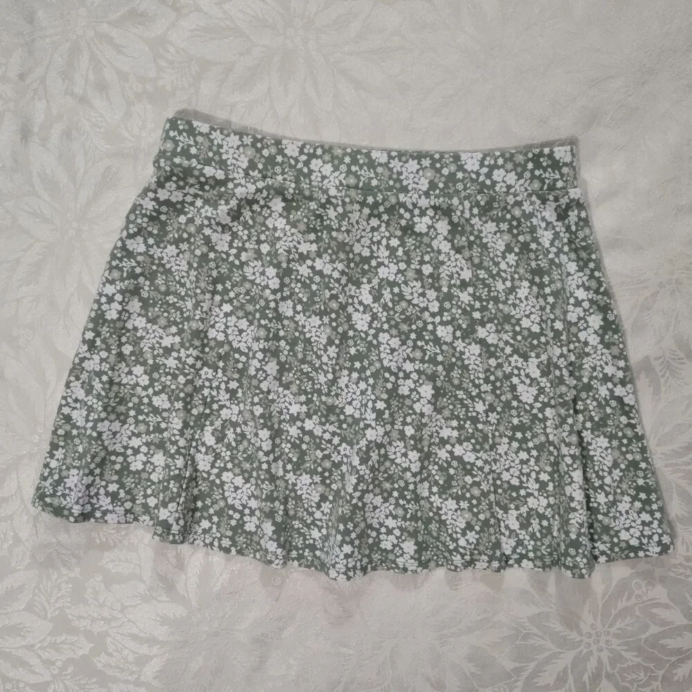Forever 21 Sage Green Floral Stretchy Mini Skirt Skater Ditsy Flower Size M